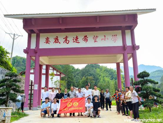 MG冰球突破官网汽机学院爱心书屋“匠心筑梦”麦坳村支教队合影